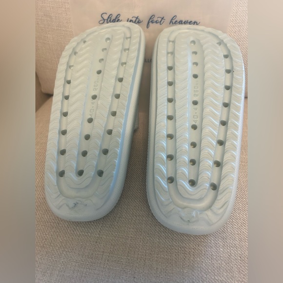 NWT Brand New Light Blue Pillow Slides - Picture 6 of 7
